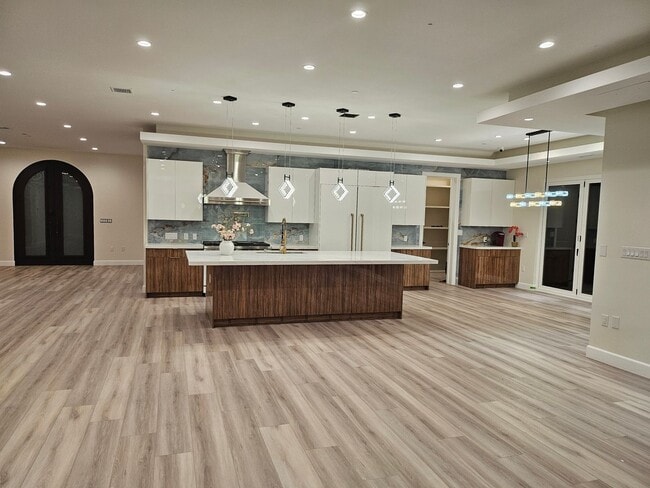Building Photo - Exquisite 5-Bedroom Luxury Pool Home with ...