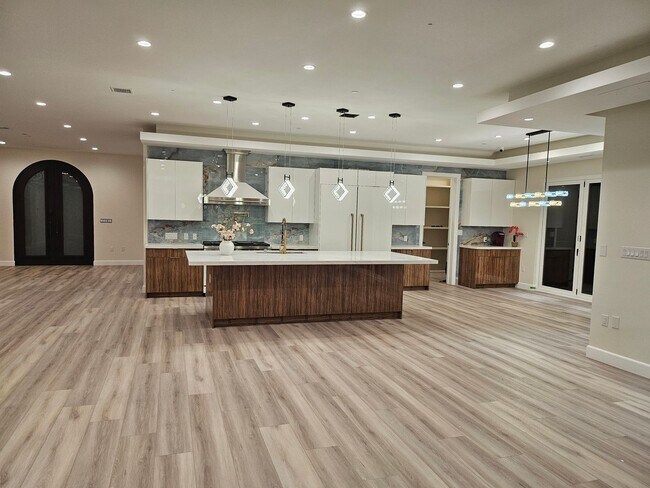 Foto del edificio - Exquisite 5-Bedroom Luxury Pool Home with ...