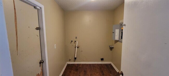 Building Photo - 1425 NE Old Mill Dr