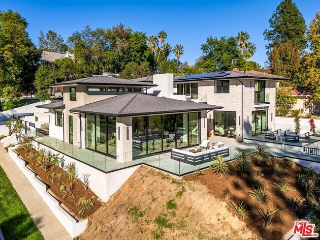 Foto del edificio - 16879 Mooncrest Dr