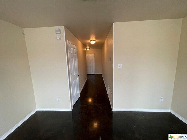 Foto del edificio - Ready For Immediate Move In!!!