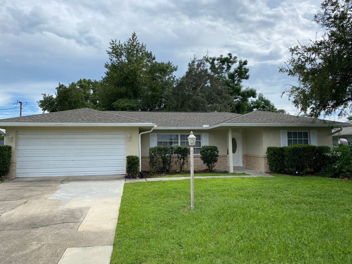Foto principal - 2 Bedrooms 2 Bathrooms 2 Car garage