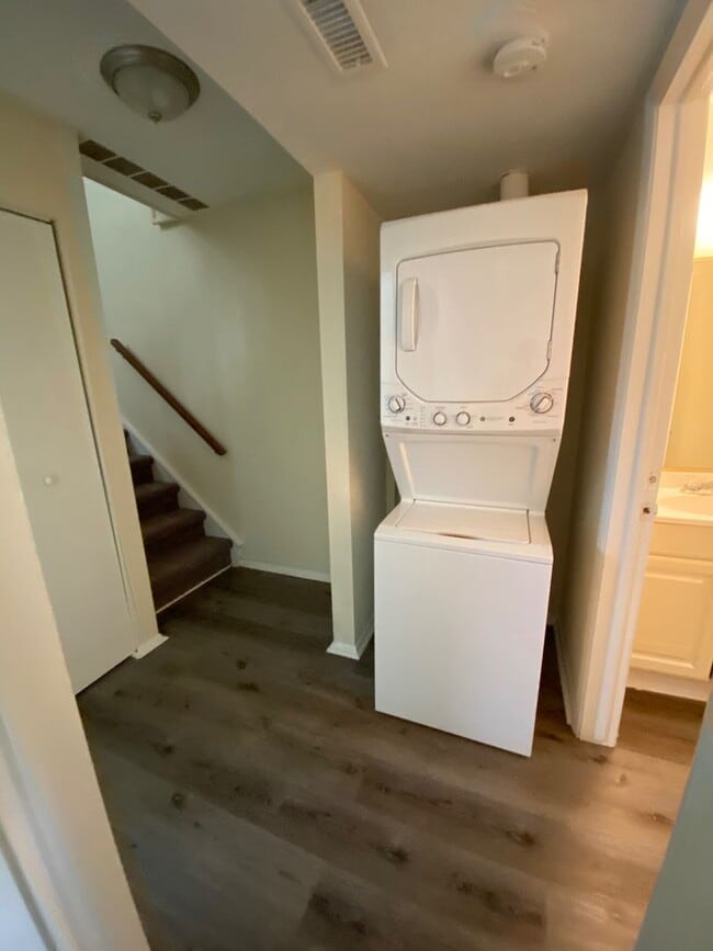 Building Photo - 2507 Camellia Dr