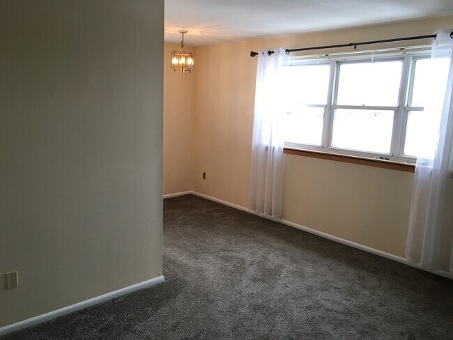 Breakfast nook - 10620 Evans St