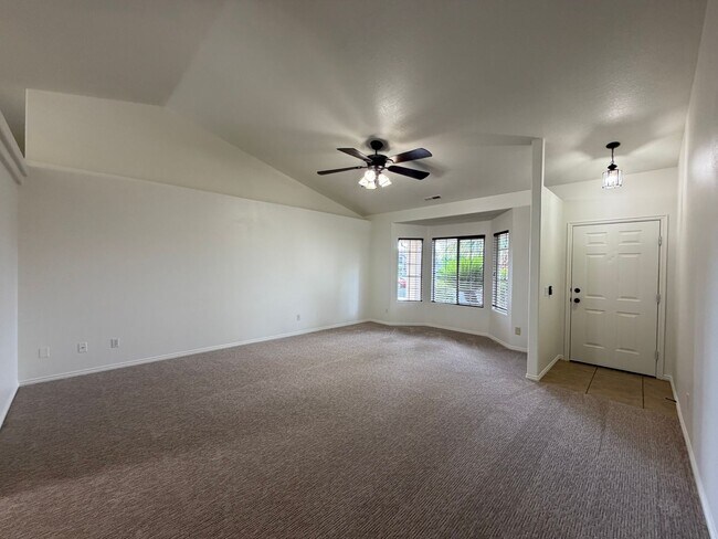 Building Photo - SPACIOUS HOME FOR RENT!