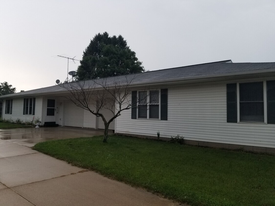 1112 Oakview Dr Unit 1118, Delta, OH 43515 Apartments in Delta, OH