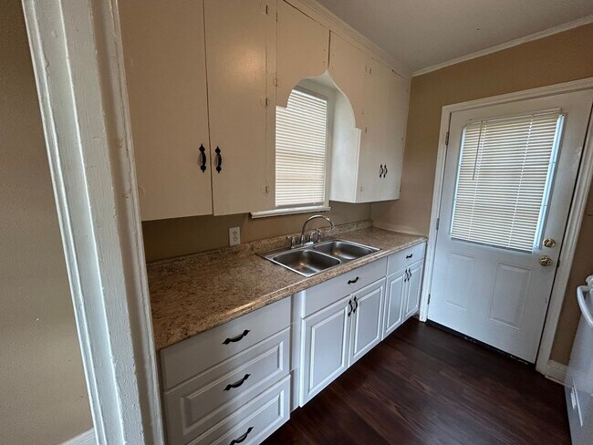 Building Photo - Cute 2/1 Updated Bossier