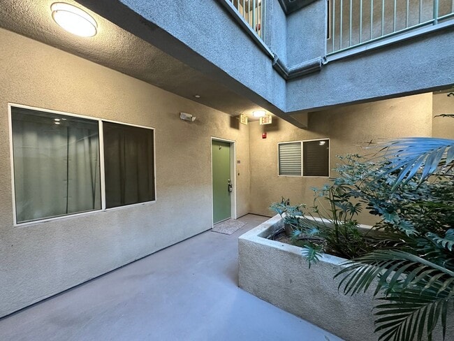 Building Photo - Spacious 2bed2bath Newly Renovated condo, Ready got Move In! adjacent to Warner Center/Woodland H...
