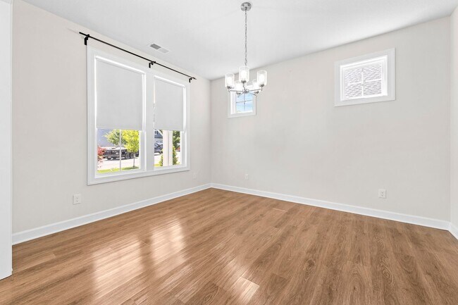 Foto del edificio - 5 bedroom 3.5 bath home in desired community