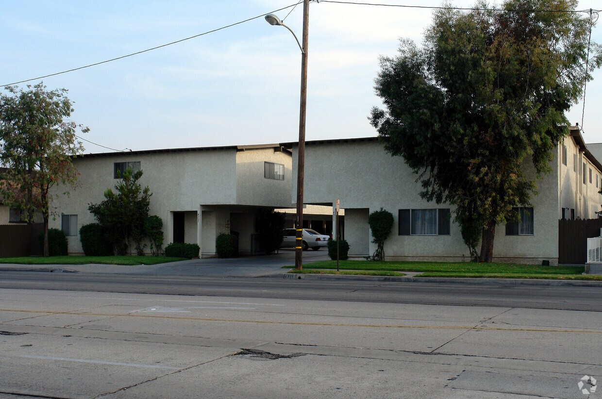Foto principal - 4311-4317 W Rosecrans Ave