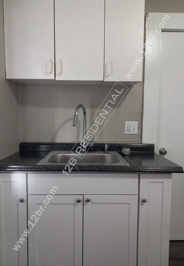 Foto del edificio - 2-Bed 1-Bath Lower Apartment in East Toledo
