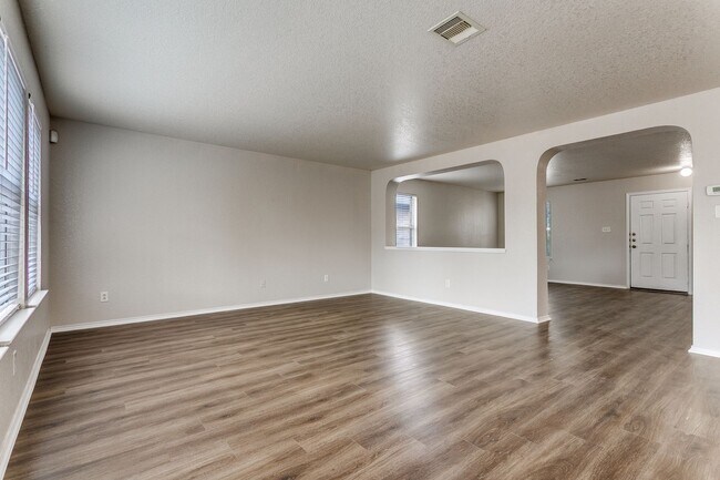 Foto del edificio - 3-BEDROOM IN WOODCREST, NORTH EAST I.S.D.