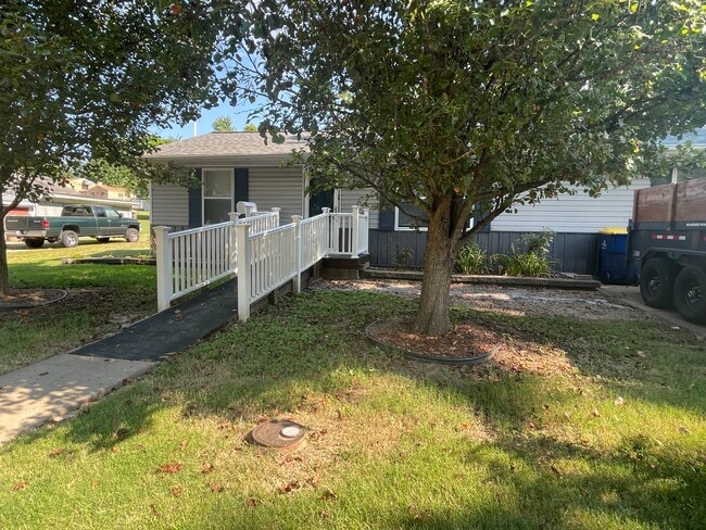 Building Photo - 211 Benton Dr