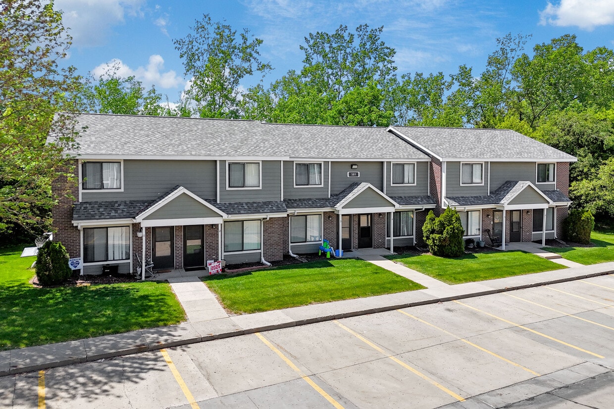 Primary Photo - Country Hill