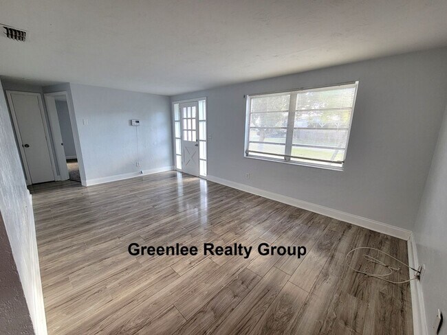 Foto del edificio - Completely Remodeled 2 Bed/1.5 Bath+ Bonus FL Room