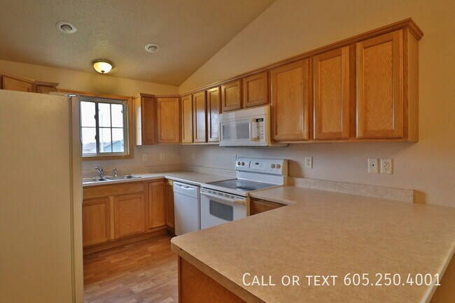 Foto del edificio - Huge 4 Bedroom 3 Bedroom + Office Twin Hom...