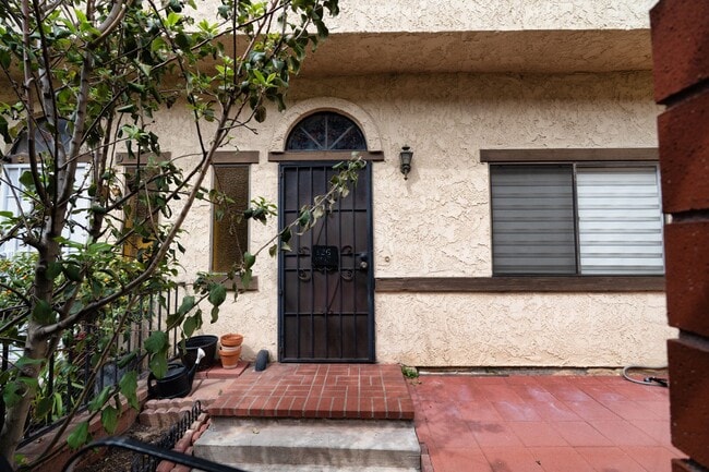 Building Photo - BEAUTIFUL 4 Bed 3 Bath unit