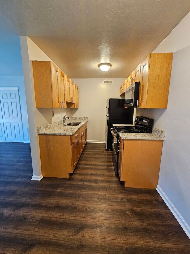 Building Photo - Two Bedroom Apartment off Rodman