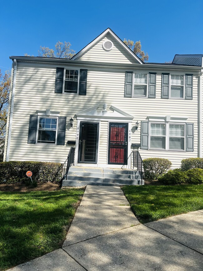 Building Photo - 6900 Hawthorne St