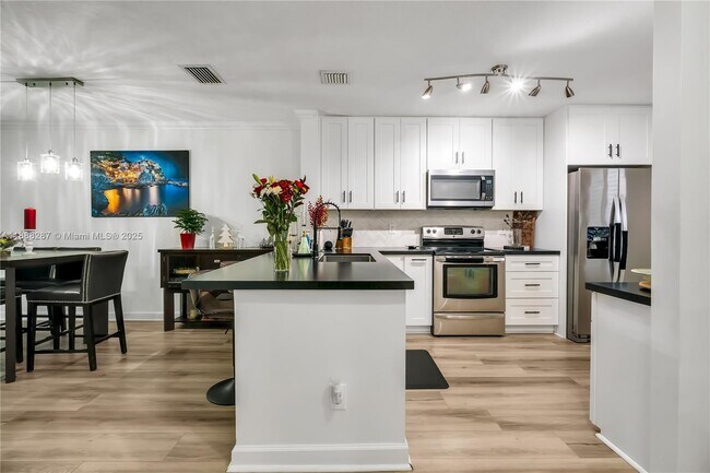 Foto del edificio - 667 NW 208th Dr