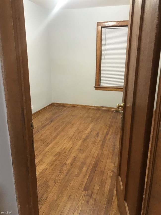 2 br, 1 bath - 4626 N Hamlin Ave Apt 1 - 2 br, 1 bath  - 4626 N Hamlin Ave Apt 1
