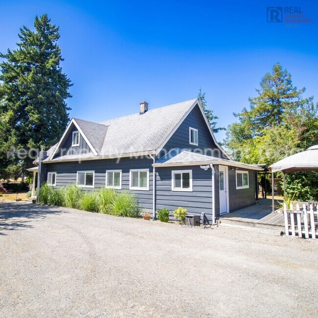 Foto del edificio - Charming 5 Bedroom + Huge yard!