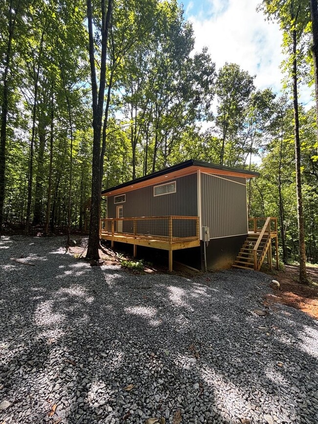 Building Photo - 8662 Lakeshore Dr