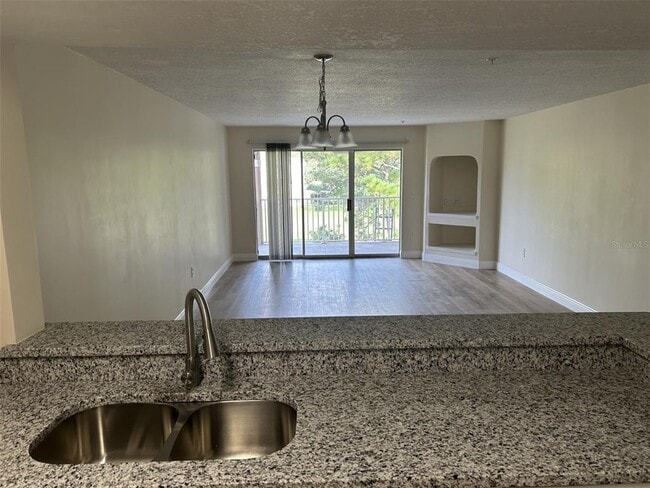 Building Photo - 14025 Fairway Island Dr