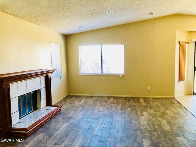 Foto del edificio - 37007 Pond Ave