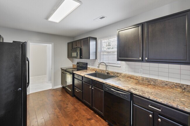 Foto del edificio - 1719 Cove Oak Ln