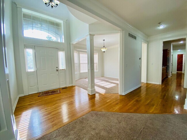 Foto del edificio - {15808} Hampton Place Two Story Home + Finished Basement + Three Car Garage + Blue Valley HS