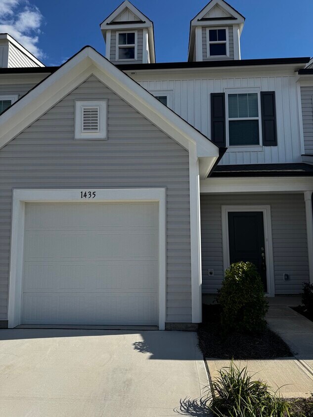 Foto principal - 3 br 2.5 ba townhome with one car garage n...