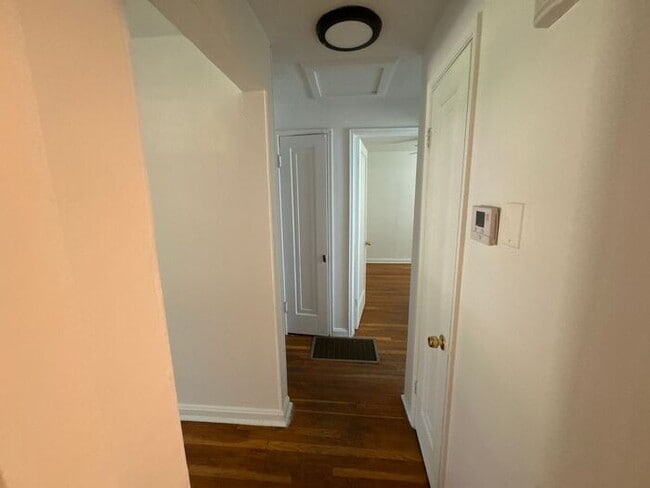 Building Photo - 3 br / 2 ba house with nice sized master b...