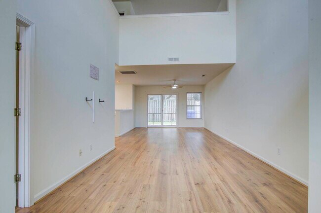 Foto del edificio - 2425 Scholar Ln
