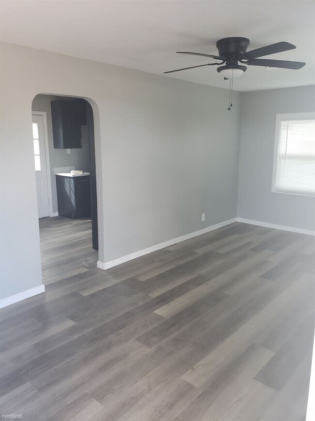 Building Photo - 2 br, 1 bath House - 505 W 10th St 505