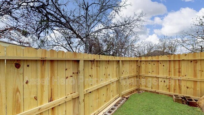 Foto del edificio - 1910 Barak Ln