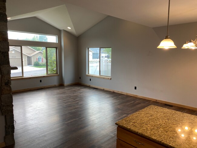 Building Photo - 108 Sunset Ct