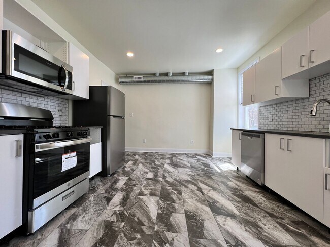 Foto del edificio - Updated 3BR house with multi-car off stree...