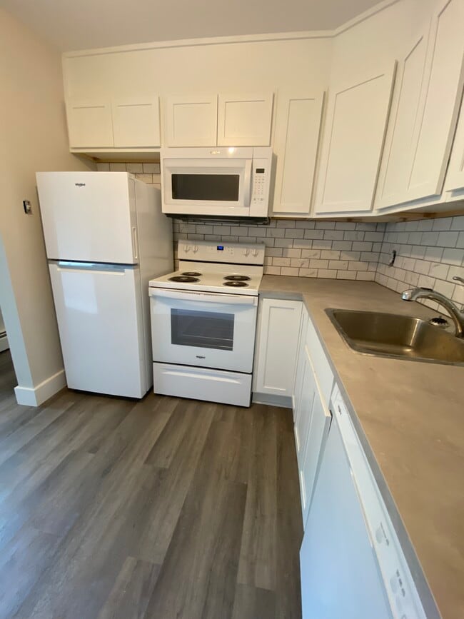 Building Photo - SPACIOUS RENOVATED TWO BEDROOM APARTMENT -...