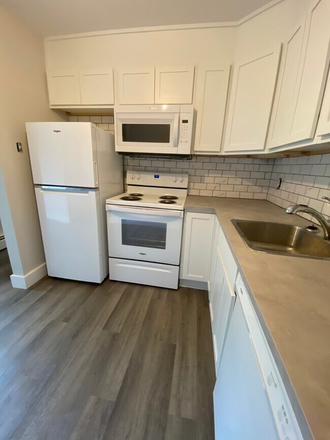 Photo du bâtiment - SPACIOUS RENOVATED TWO BEDROOM APARTMENT -...