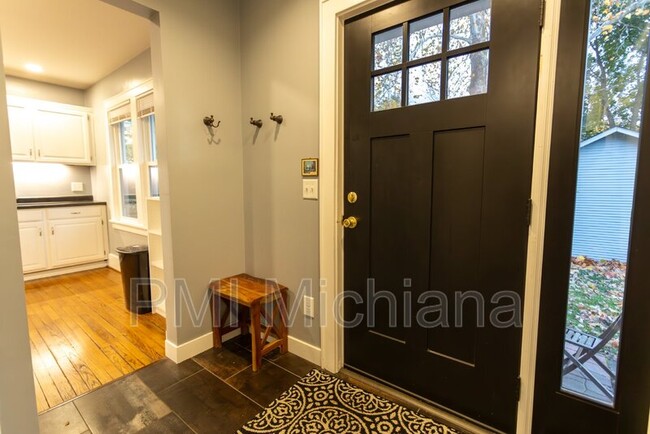Building Photo - 306 Tonti St