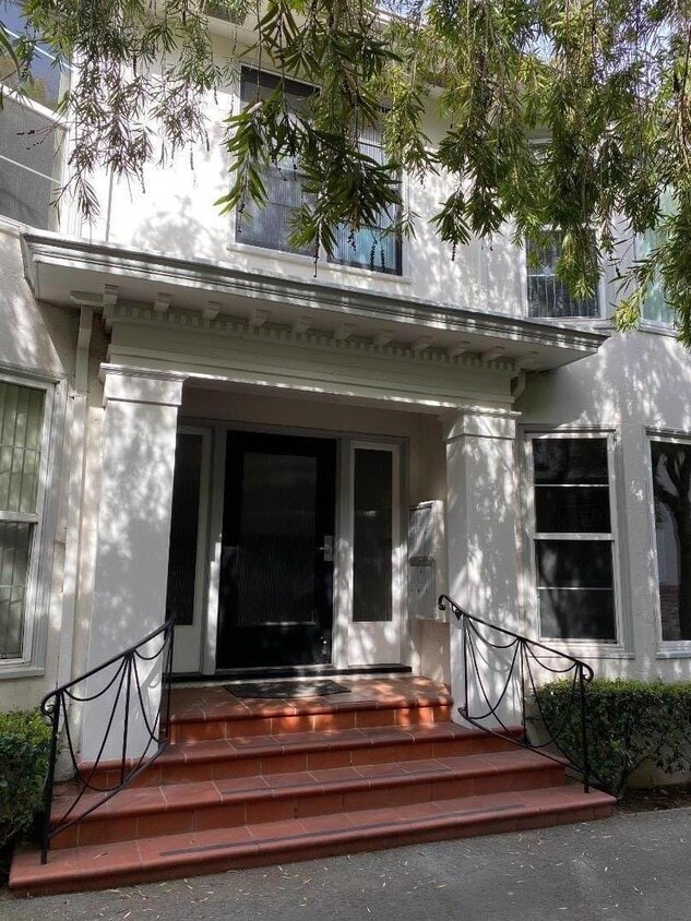 Primary Photo - 515 N El Camino Real