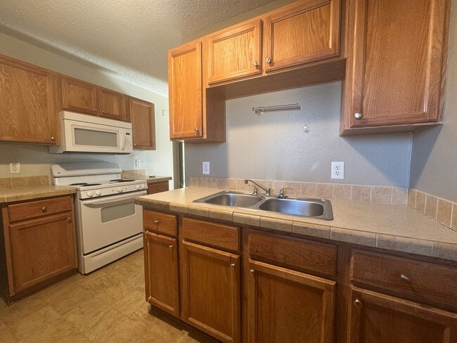 Building Photo - 22474-224D2 Restful Ln