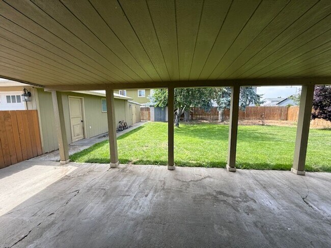 Foto del edificio - 3 Bedroom 1.25 Bath with 2 car garage