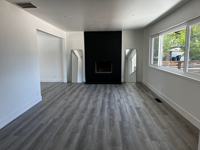 Foto del edificio - Fully Renovated 4 Bedroom, 2 Bathroom, 1,7...