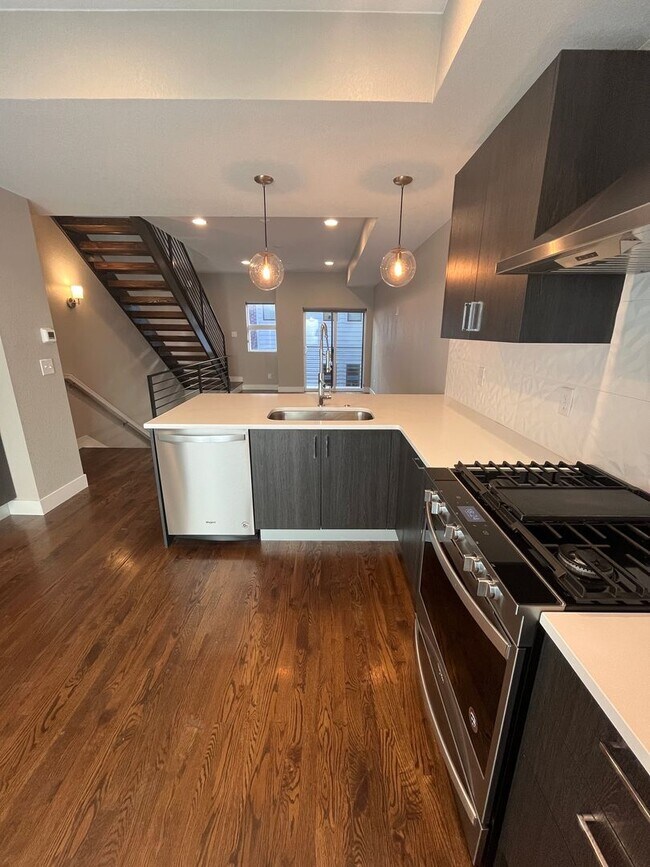 Foto del edificio - Experience Elevated Living at Dominic Row