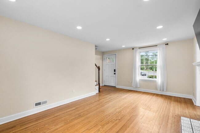 Building Photo - 3 Bed 2.5 Bath - Silver Spring Colonial - ...