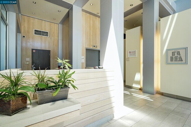 Foto del edificio - 1655 N California Blvd