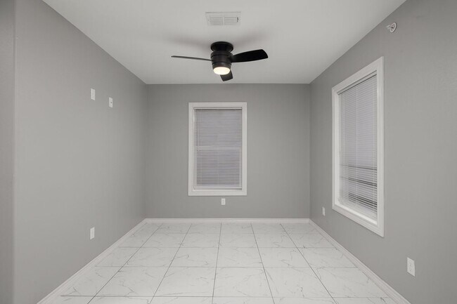 Building Photo - 2416 E Rogers Rd