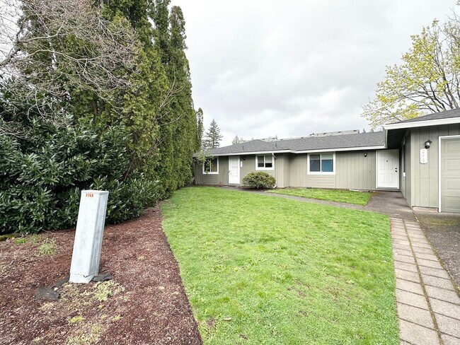 Building Photo - Troutdale Duplex w/ Private Back Yard, W/S...